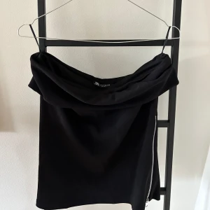 Tubtopp med dragkedja - Toppen har 2 dragkedjor på vardera sidor som kan vara stängda eller öppna - Aldrig använd  - Passar M - L