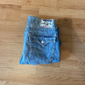 True Religion Boot Cut Jeans - !skicka bud för snabb affär! Feta true religion bootcut jeans, storlek 34 i riktigt bra skick. Kan enkelt färgas till svarta för att få RB1s. Skriv om ni undrar någonting eller om ni vill ha fler bilder📲