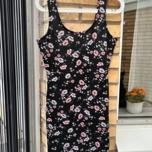 Blommig klänning  - Kort modell. Lite noppig men fortfarande fin! Strl M.  Kolla gärna in mina andra annonser för samfrakt! 