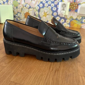Svarta skinnloafers - Svarta skinloafers från H&M. Mycket fint skick. Använda Max 2 ggr.