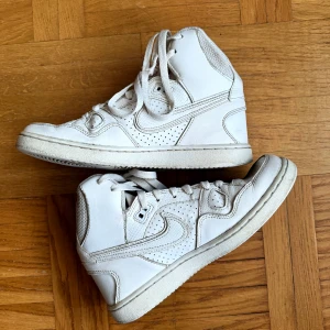 Nike high sneakers  - I använt skick men fortfarande bra. Älskade dessa skor men nu står de bara och dammar, så de behöver hitta ett nytt hem💕 (köparen står för frakten)❤️
