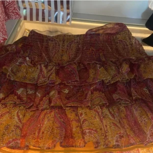 Zara kjol - Säljer min fina zara kjol eftersom jag inte använder den längre. Ni får komma med pris förslag(inte under 300kr)🥰