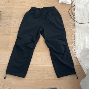 Parachute pants från bershka - Använda en gång så i väldigt bra skick, storlek smal men dom är lite för korta för mig (är 180).