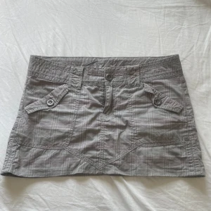 grå cargokjol - använd köp nu! midja:80 längd:31(bak)😽