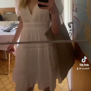 Vit klänning - Vit kort klänning med detaljer, perfekt för midsommar, konfa, skolavslutning 