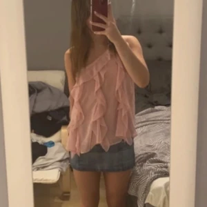 Half shoulder - Säljer denna half shoulder från zara använd 1-2 gånger. Storlek M men passar alla från XS till M