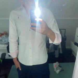 Ralph lauren skjorta  - En riktigt fin Ralph lauren skjorta i storlek 16år passar s/xs skriv för fler frågor om storlek, skicket är 10/10 och passar perfekt till sommaren nu!