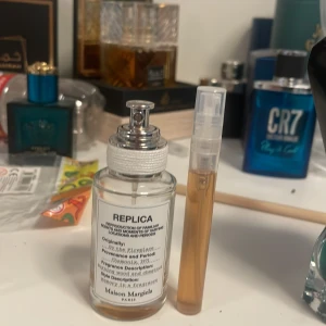 Maison Margiela, By the Fireplace - 5 ml sample. Med vaniljtoner och trädoft blir det här en av mina Top 3 parfymer i min kollektion. Den luktar som vid en brasa och är bara helt PERFEKT!