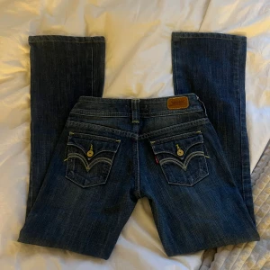 Levis jeans - Säljer ett par snygga levis lågmidjqde bootcut jeans!!🥰Endast använda fåtal gånger men säljer på grund av att de blivit för små 