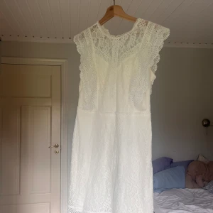 Klänning  - En ut jätte fin klänning från ONLY! Köptes till en konfirmation men valde en annan klänning i sista minuten. Den är helt oanvänd med prislappen på! 