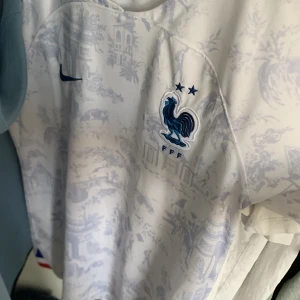 Frankrike tröja  - Säljer en Frankrike tröja i storlek S. Tröjan är i bra skick då den bara har använts ett få tal gånger. Pris kan alltid diskuteras! 