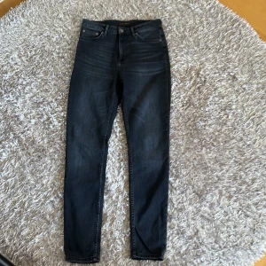 Nudie Jeans - Ett par svarta Nudie Jeans med storleken W32 L30. Digitalt kvitto finns. Pris kan diskuteras! Skriv för ev bilder mvh Adam!