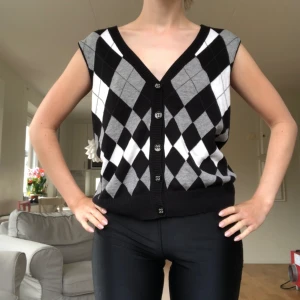 Väst - Rutig väst, köpt second hand men i mycket gott skick. Knapparna går att knäppa upp. Sitter lite pösigare på mig som är XS/S men går att ha som M & L också 🩷 Tryck gärna på köp nu!
