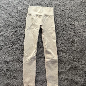 Byxor  - Jätte fina tights från bikbok i storlek xs-s, aldrig använda i färgen beige.