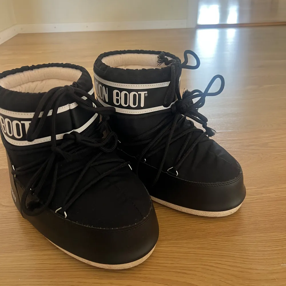 Moon boots köpta från Boozt förra vintern. Använda 10-tal gånger men säljer då jag inte kommer använda dem något mer. De är i bra skick och köpta för 1800kr. Strl 39/41, passar mig som har 39 i strl. . Skor.