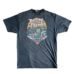 Vintage Harley Davidson T-shirt - XL men passar även L‼️ Vintage och riktigt bra kvalite, i perfekt skick! Bara skriv DM för frågor 😊 Skicka gärna offers!