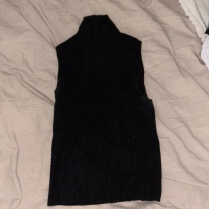 Ribbad zaratopp - En stilren ribbad topp från zara i mycket bra skick, använd ett fåtal gånger. Passar S men oxå XS!