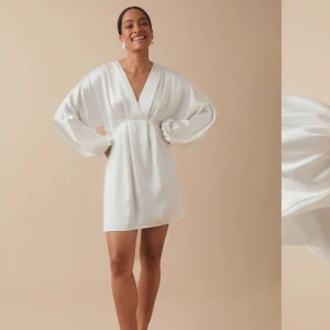 Vit långärmad klänning Gina Tricot  - Säljer denna superfina långärmade klänningen från Gina Tricot som är i silkes material! Använd 1 gång på studenten men är i NYSKICK. Säljer då jag inte har någon användning av den💗Skriv för bilder på! Storlek 38 men skulle säga 36-40.