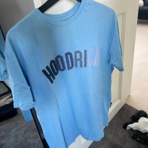 Hoodrich t-shirt - Storlek small, nyskick 