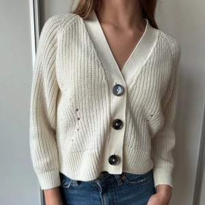 Vit stickad kofta  - Säljer denna vita stickade kofta, som även går att använda som tröja. 