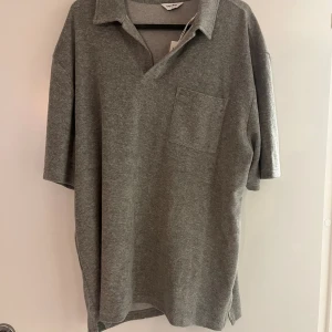 Grå Piké  - Grå piké i storlek XL, väldigt skönt material. Aldrig använd. Nypris 600kr