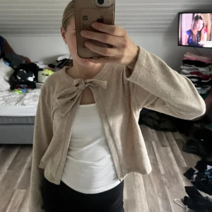 Kofta med knut - Finaste koftan ifrån Lager. Då den är helt ny säljer jag den för 100kr. Säljer då den aldrig kommer till användning🤛🏻