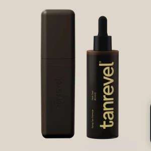 Spray tan kit PRO  - Säljer nu den nyaste tanreveln på deras hemsida. Endast testad en gång och känner inte att de är något för mig, där av säljer jag den då jag inte kommer få användning utav den. Färgen som medföljer är Dark cool, laddare och maskin medföljer också. 