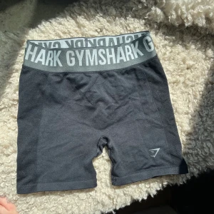 Gymshark shorts stl S - Använda en gång så absolut nyskick. Storlek S, true to size. Säljer även ett par grå.  Nypris 449kr 
