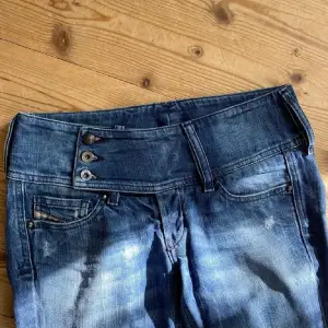 snygga lågmidjade jeans från diesel! dom är i modellen ”cherock”, midja rätt över 38cm, innerbenslängd 80cm