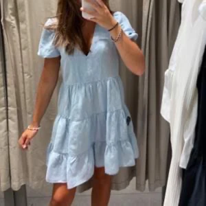 Zara klänning! - Säljer denna jättesöta zara klänningen då den inte passar min stil längre. Knappt använd och i super skick. Jättefin nu till sommaren!! Första två bilderna är lånade, sista är min egen! Skriv om ni är intresserade eller har fler frågor ☺️