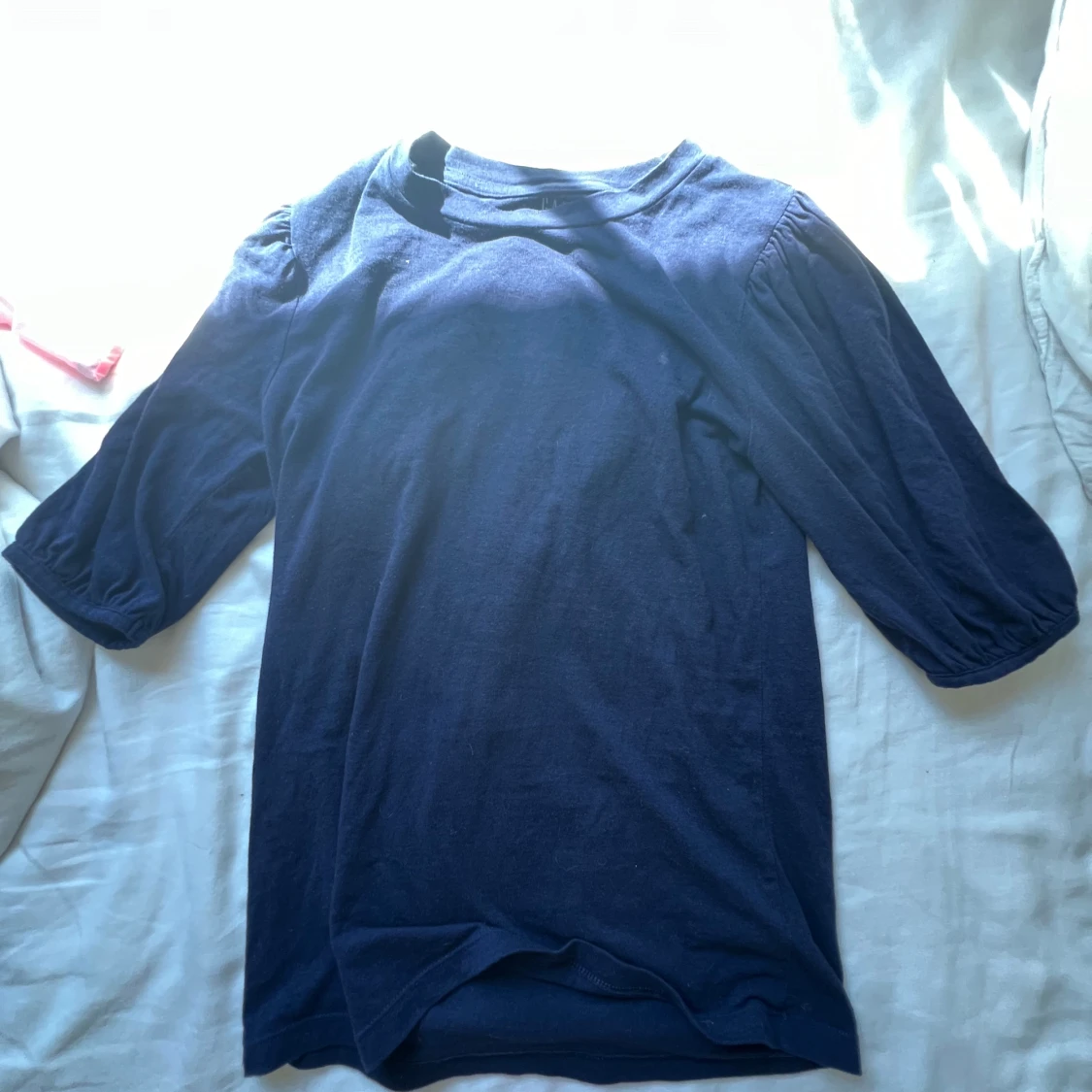 Jötte snygg blå t-shirt med puffärm - 91