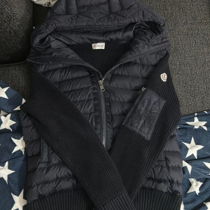 Moncler cardigan - Säljer nu min Moncler Cardigan. Inga skador och den är äkta. Har haft den i cirka 2 veckor. Den är lite för liten i storleken. Storlek S men passar M.