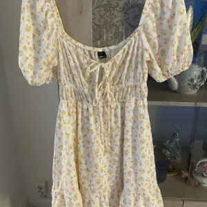Blommig söt klänning som köptes förra året, bara använt 2 gånger! 