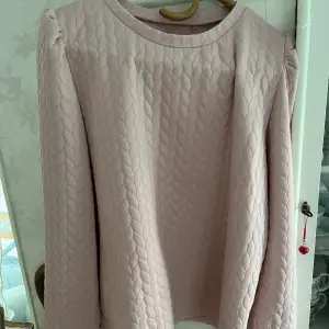Fin rosa tröja som värmer bra! Det är XL men passar även mindre beroende på hur tight du vill ha den! Se bild två för bättre representation av färgen☺️