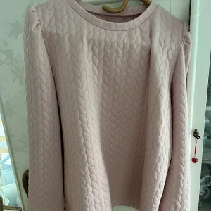 Rosa tröja  - Fin rosa tröja som värmer bra! Det är XL men passar även mindre beroende på hur tight du vill ha den! Se bild två för bättre representation av färgen☺️