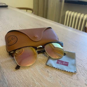 Ray-Ban Clubmaster - Säljer mina Ray-Bans då dom inte används längre. Grymt skick och otroligt bekväma!
