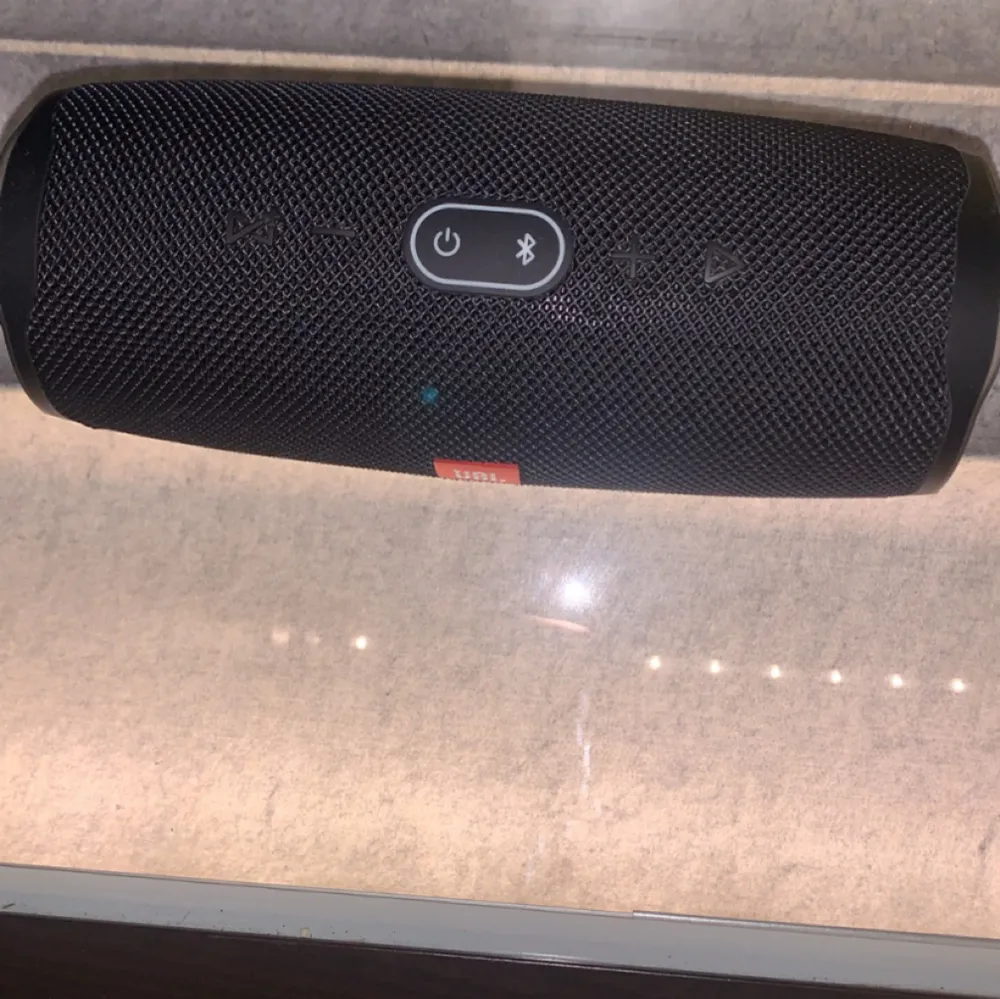 Jbl charge 4 högtalre perfekt inför sommaren om du vill ha musik på sommar dagar. Den är i nyskick och har inga fel. Ljudet är perfekt och allt funkar som det ska. Kan frakta men även mötas i Stockholm. Skriv om ni har några frågor.. Övrigt.