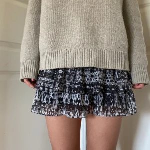 Kjol - Säljer denna as snygga kjol med volanger ❤️ jätteskön o inte alls varm! Åker bort 11 Juni, kan skicka och mötas upp innan dess.