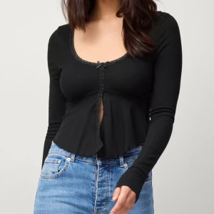 Lace detail top - Säljer denna fina helt oanvända toppen från Gina 🩷