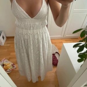 Långklänning  - Vit långklänning med tunna band som knyts baktill vilket gör att man kan justera längden! Fickor vid sidorna   Ber om ursäkt för dålig kvalitet på bilderna men min kamera är sprucken 🤗