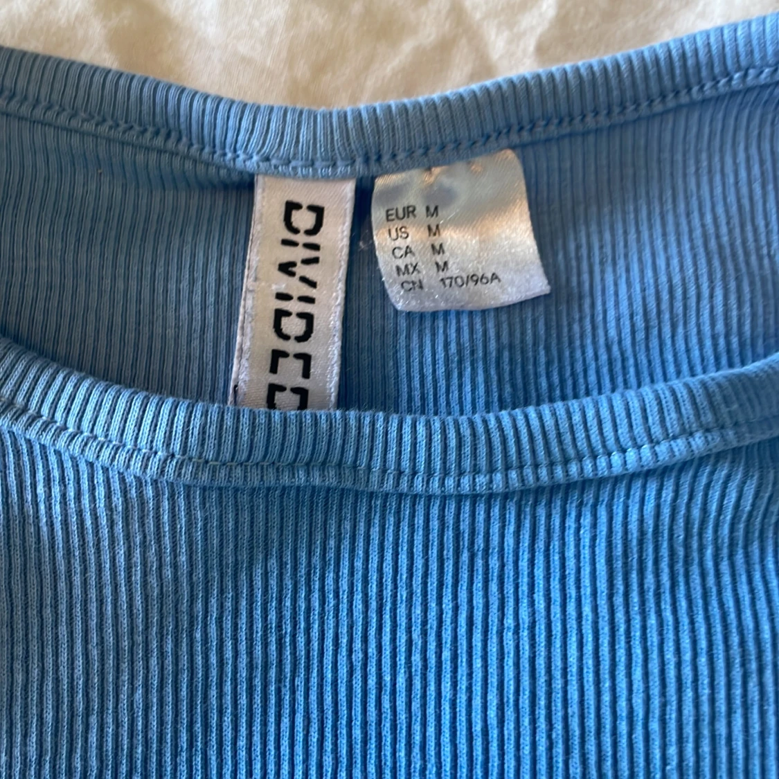 En ribbad T-shirt från H&M i strl M - 90