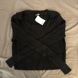 V-ringad tröja - Långärmad topp, köpt på H&M. Nyskick! Aldrig använd med prislappen kvar. Pris kan diskuteras!