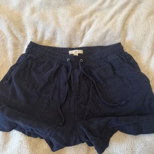 mörkblåa shorts - säljer dessa mörkblåa shorts köpa från hm för 3 år sen. de är super bekväma!!