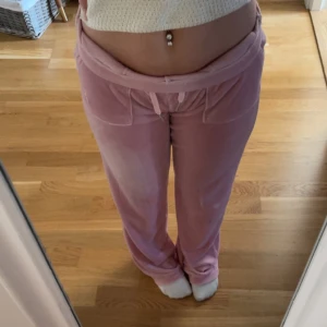Juicy byxor🩷 - Rimligt använda men inte alls mycket. Ljusrosa juicy couture byxor. Jätte bra skick och jätte mysiga🫶🏻