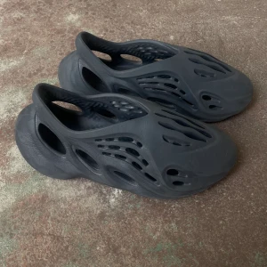 Yeezy Svarta Foam Runners - Strlk 42 Mina favorit skor, jätte sköna känns som att gå på moln Pris kan förhandlas med seriösa köpare:) 