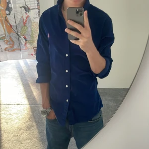 Ralph Lauren skjorta - Hej, säljer nu en snygg Ralph Lauren skjorta storlek M slim fit. Den är i nyskick och kommer vara otroligt snygg i sommar. Nypris 1 500kr. Vi kommer att sälja liknande heta produkter under sommarn så glöm inte följa profilen!🌊🍾