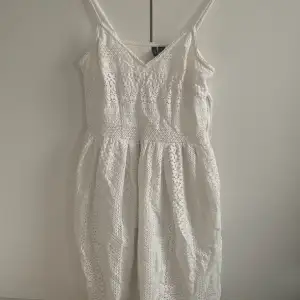 Jättefin vit klänning som passar till sommaren eller student/skolavslutning. Broderat med ett lager tyg under. Köptes förra våren och användes endast på skolavslutningen. Inga defekter men ser lite skrynklig ut på bilderna bara🤍