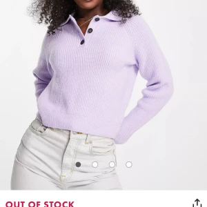 Stickad pikétröja  - Lila stickad piké tröja i jätte skönt material. Aldrig kommit till användning.  