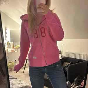 Peak performance ziphoodie - Skitsnygg peak performance ziphoodie som aldrig kommer till användning tyvärr. Väldigt bra skick!🌸🌸