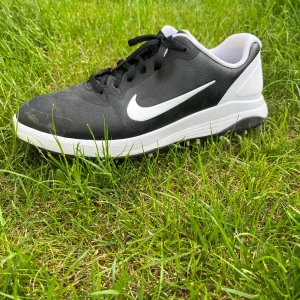 Nike golf skor - Ett par riktigt sköna golfskor perfekt för sommaren! Skorna kommer från Nike och de har färgen svart. De är i mycket bra skick och i princip oanvända. Nypris 999kr. Storlek: 42